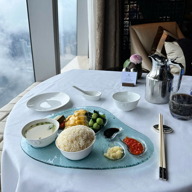 「香港」眺望維港天際線的麗思卡爾頓酒店