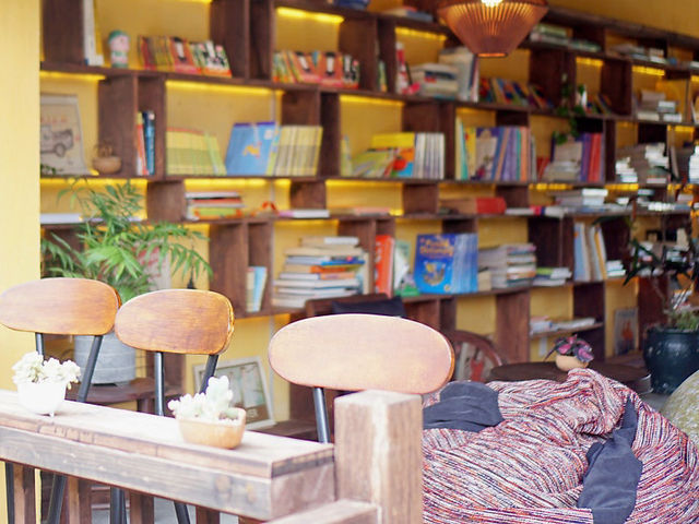 호이안 감성 카페 Artbook Cafe & Bistro