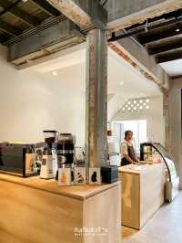 จิบกาแฟริมคลอง พร้อมชมวิวภูเขาทอง