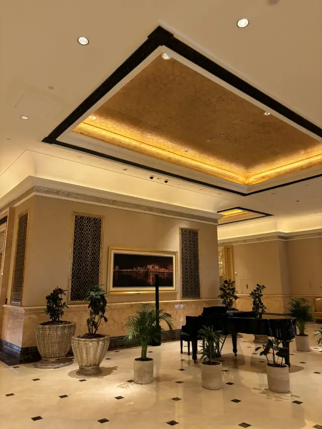 據說以黃金裝飾的酒店，一晚住宿費用最低也要 200 萬韓元以上