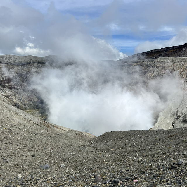 일본 구마모토 아소산 나카다케 화구 탐방: 대자연 속 살아있는 화산의 숨결