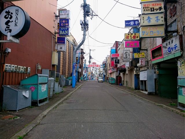 【はまなす通り:北海道紋別市】たくさんの飲食店が立ち並ぶ通り🍺