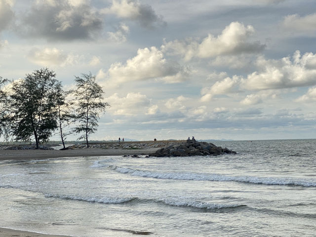 มาพักผ่อนที่หาดนราทัศน์ 