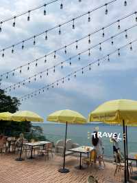 Sunny Beach House Pattaya คาเฟ่สีเหลืองริมทะเล