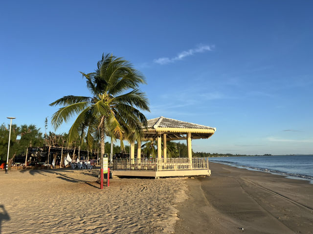 เดินรับลมชมวิวทะเล ที่ชายหาดแหลมสิงห์ 🌴☀️🌊✨