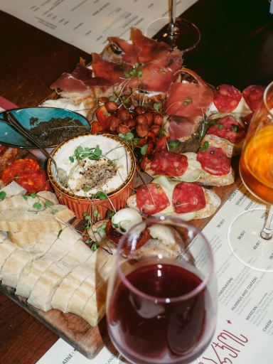 ジョージアワインを楽しむなら🍷 🇬🇪8000 Vintages | Trip.com トビリシ
