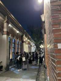 「夜幕下的文創驚艷：探訪台北華山紅館」