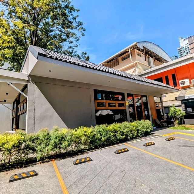 白天咖啡店，晚上變身酒吧：曼谷小幽靈咖啡 Little Ghost Cafe