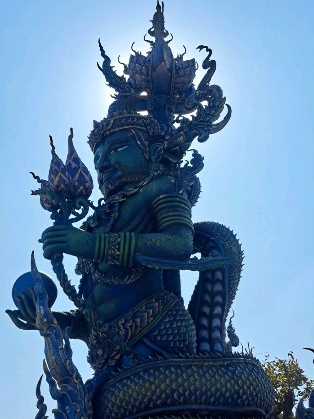 พาเที่ยววัดสีน้ำเงิน