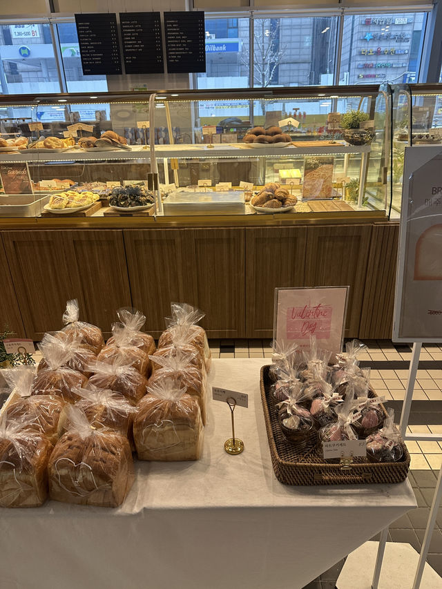 따듯한 분위기의 산본역 앞의 뷰를 즐길 수 있는 탁 트인 내부를 가진 베이커리 맛집