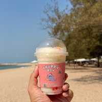 คาเฟ่ริมทะเลสุดน่ารัก Vibes ดีต่อใจ #ระยอง 🥯🏝️🍃