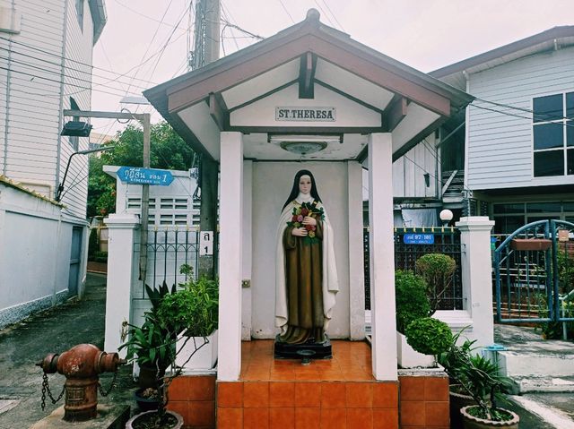 泰國曼谷市中心湄南河畔著名建築景點：聖克魯茲教堂，適合打卡拍照📸