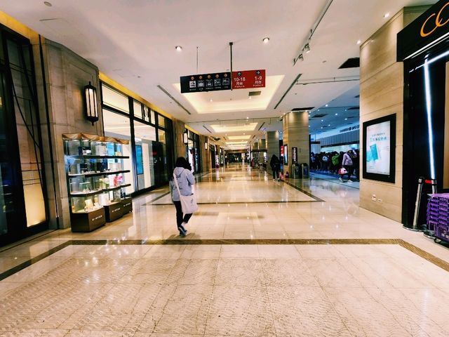 🏢 統一時代百貨——台北東區的購物與美食天堂