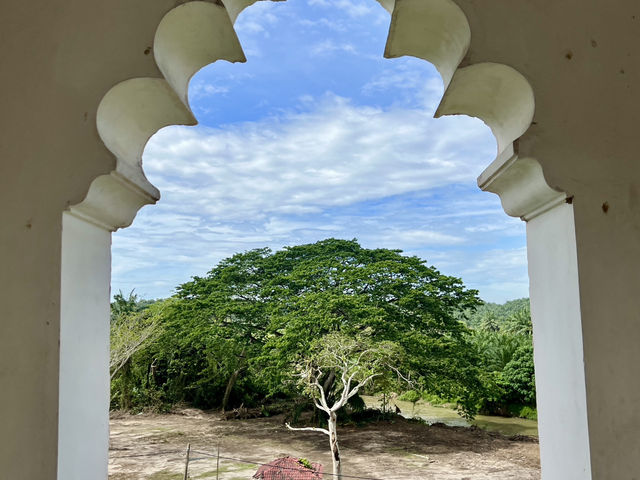 凱莉古堡（Kellie’s Castle）位於馬來西亞霹靂州怡保，是一座充滿神秘色彩的未完成城堡，擁有英國殖民時期的建築風格和各種靈異傳說。