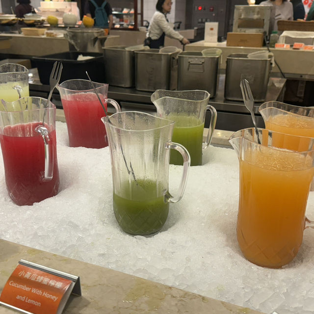 台北凱達大飯店的百宴自助晚餐！滿滿餐點種類，精緻裝潢很有氣氛！