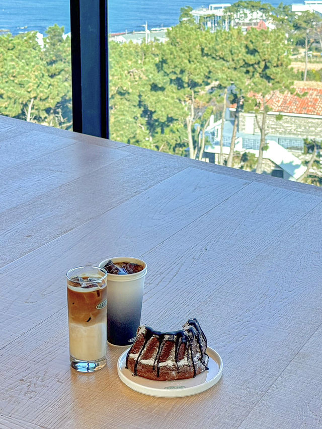 역시 뷰 중의 뷰는 오션뷰 카페 아니겠어요? 크니까 더 예쁜 대형카페 
