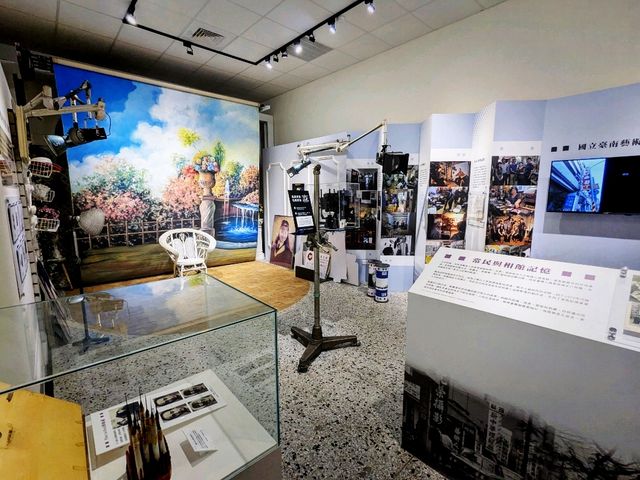古蹟圖書館裡的照相館：「新光榮：老相館．營業中」常設展