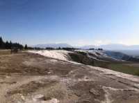 棉堡 Pamukkale，如雪白棉花般的石灰華階地貌
