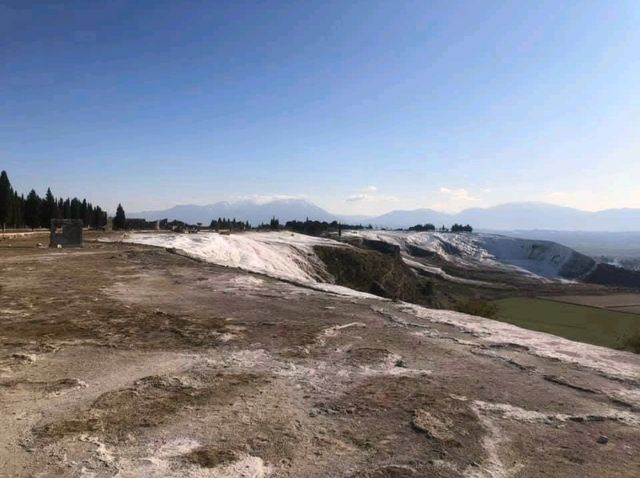 棉堡 Pamukkale，如雪白棉花般的石灰華階地貌