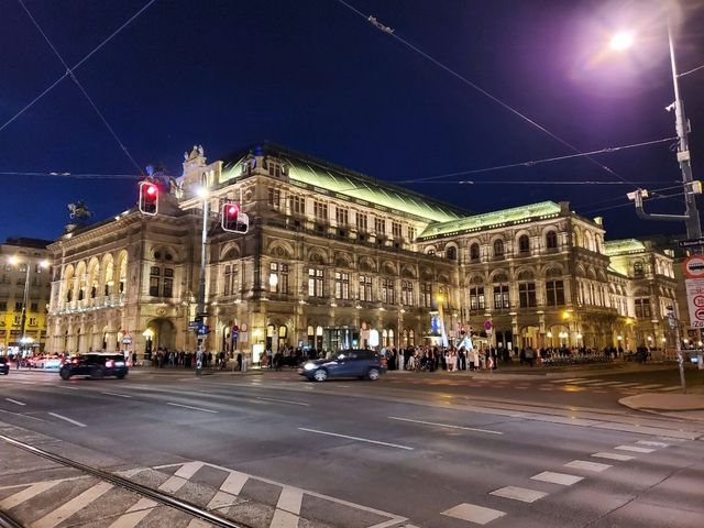 [🇦🇹ウィーン] ウィーンの夜景と夜のオペラハウス — 音楽と美しい景色に包まれる夜