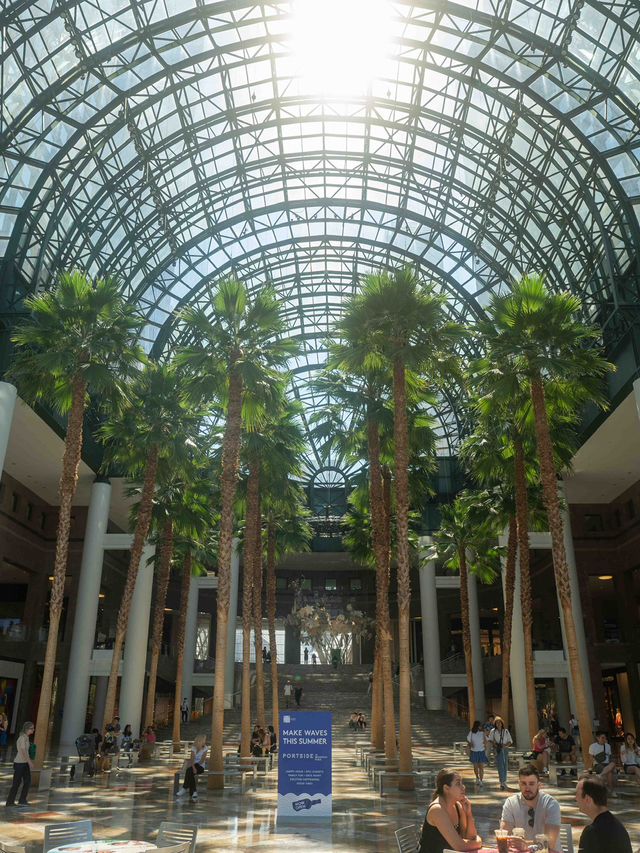 Brookfield Place – 高級感あふれるショッピングモール