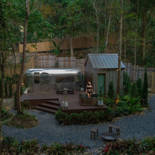 SOMEWHERE ONLY WE KNOW ที่พักรถบ้านสุดโรแมนติก