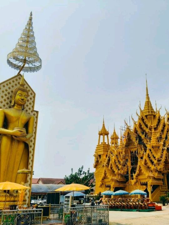 วัดจันทร์ตะวันตก สีเหลืองทองอร่าม งามตระการตา