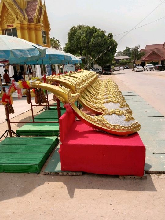 วัดจันทร์ตะวันตก สีเหลืองทองอร่าม งามตระการตา