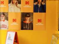 弘大街頭的黃紅驚喜：Kodak 人生四格初體驗連背景都自帶復古感✨Kodak 弘大人生四格店太美了！弘大最吸睛人生四格就在這！