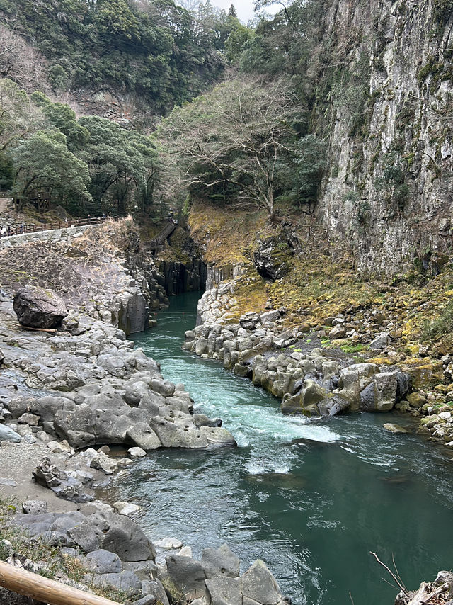 探索高千穗峽：九州的自然奇觀與神話聖地 🌿🚣‍♂️