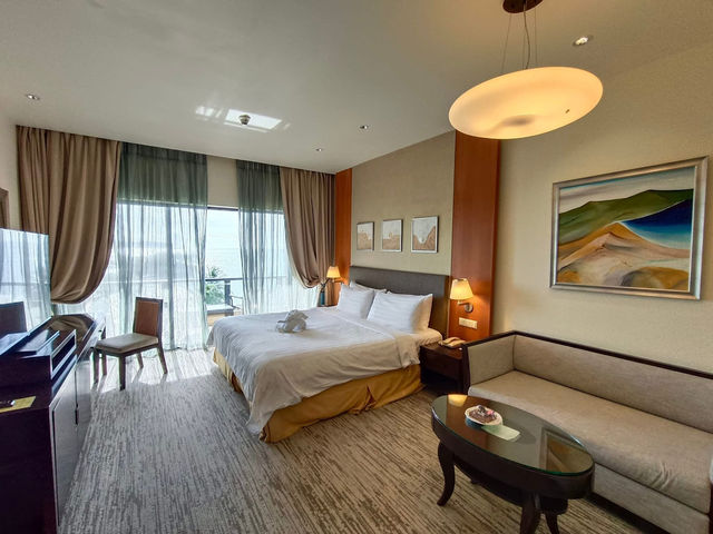 “Sunset Luxury by the Sea: A Slice of Paradise at Shangri-La Tanjung Aru”