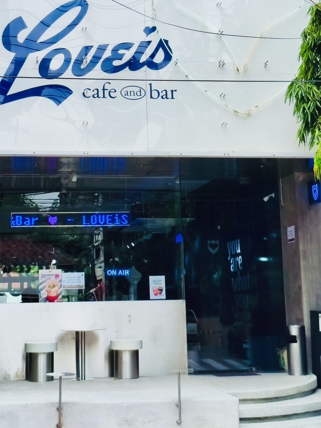 曼谷| 這間藏有明星足時尚科技 藍色咖啡酒吧｜LOVEiS Café & Bar