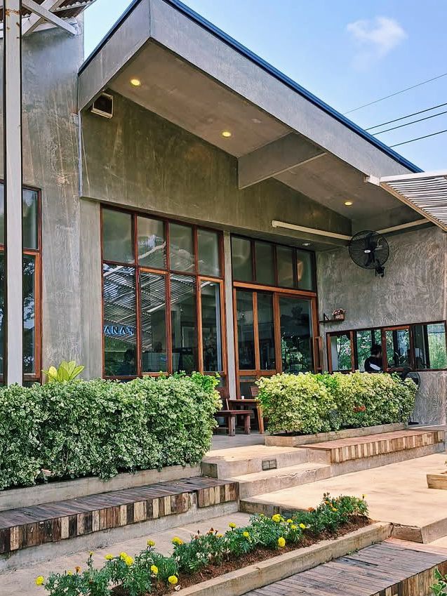 Nanaba Cafe - ตกแต่งสไตล์มินิมอล