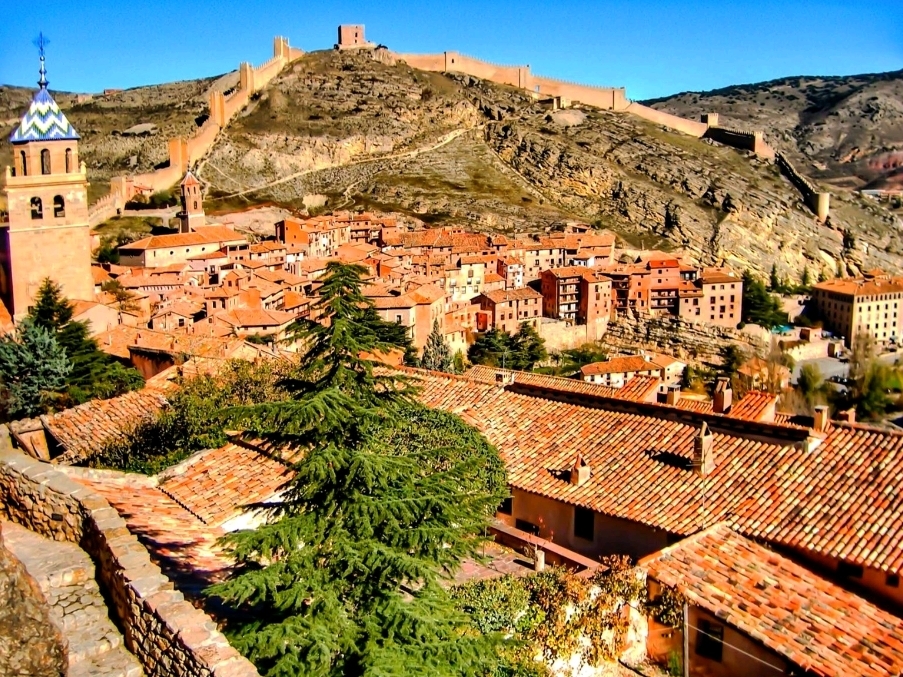 Albarracín was once the capital of the Taifa Kingdom and has retained all its Islamic and medieval charm. Its old town has been declared a cultural heritage site