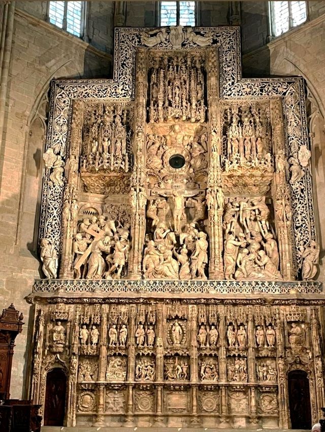 大教堂建於米斯萊達清真寺的遺址上位於舊城區，建於13世紀至16世紀之間