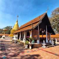 ไหว้พระธาตุและกราบพระในวิหารโถงที่เมืองพะเยา