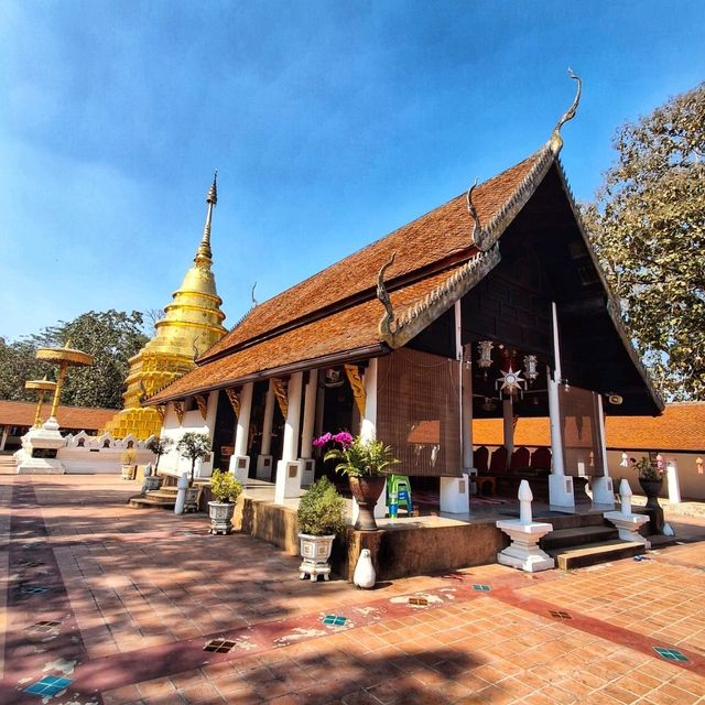 ไหว้พระธาตุและกราบพระในวิหารโถงที่เมืองพะเยา