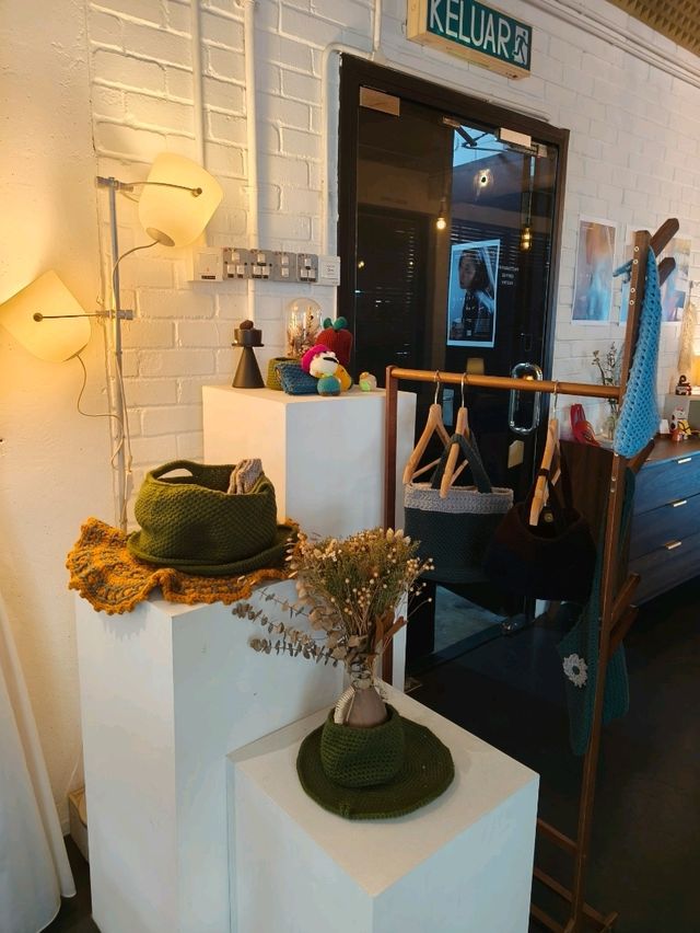A Cozy Hideout for Bookworms and Brunch Lovers
