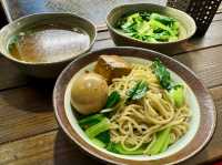台北東區大樹下飯麵食堂| 阿嬤乾麵