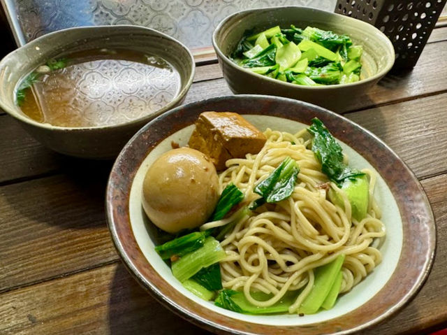 台北東區大樹下飯麵食堂| 阿嬤乾麵