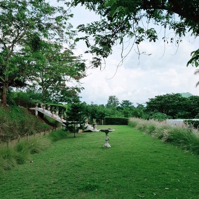 ลานกางเตนท์ริมน้ำแก่งกระจาน