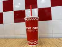 【Five Guys｜アメリカ発！選べるトッピングで自分だけの最強バーガー🍔】