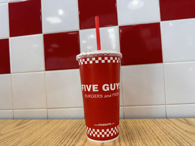 【Five Guys｜アメリカ発！選べるトッピングで自分だけの最強バーガー🍔】