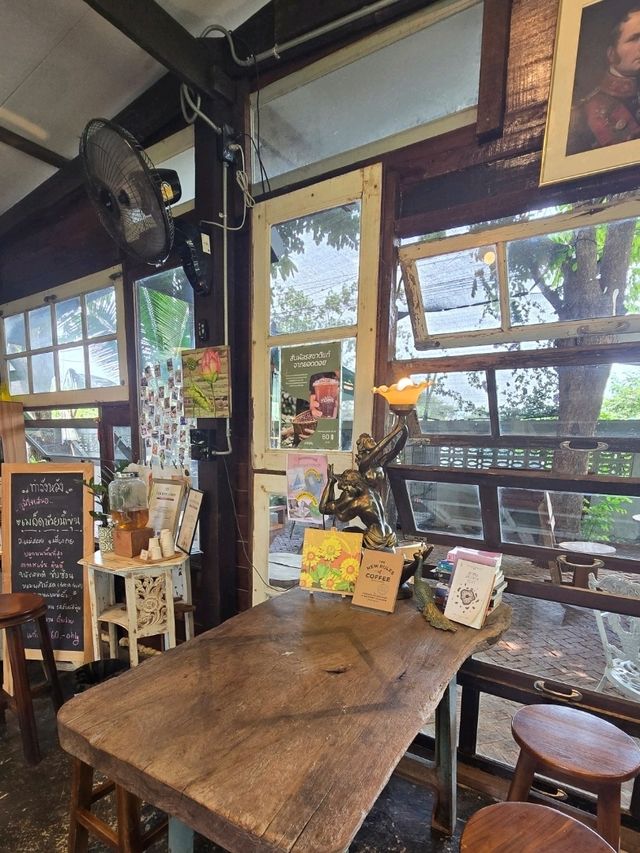 กาแฟท่าวังหลัง ร้านสวย แนวไม้โบราณ เหมาะมานั่งชิว