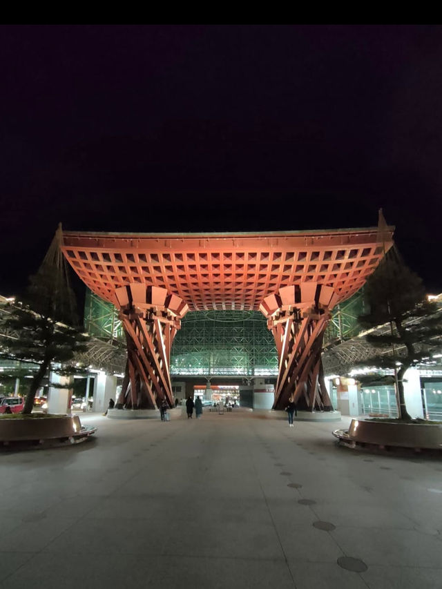 旅の始まりにふさわしい門✨金沢駅鼓門で感動の一枚を📸