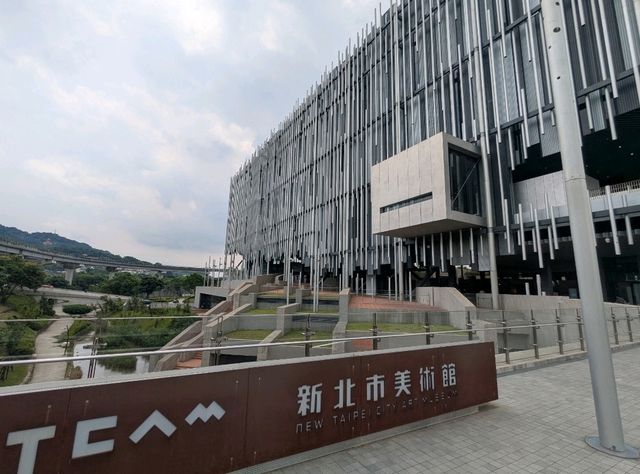 鶯歌 | 新北市美術館，銀白蘆葦造型的現代美術館