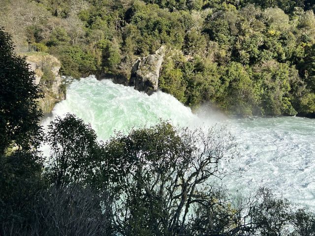 🌊 Huka Falls｜用爆發力演奏的藍色水交響曲 
