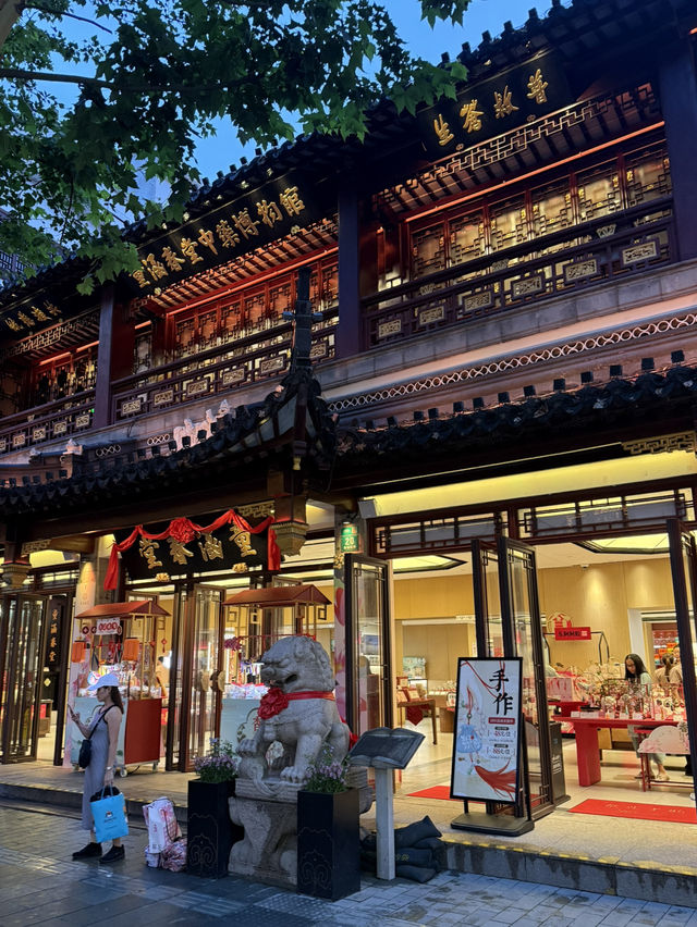 เดินเล่น Yuyuan Old Street ตลาดจีนย้อนยุคสุดปัง ✨