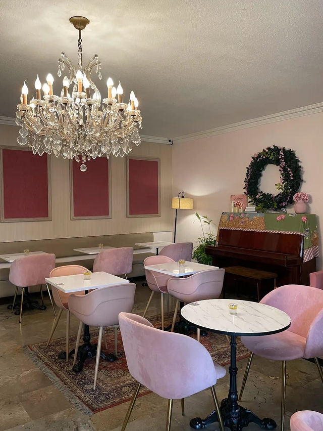 Jakarta’s Secret Garden Café with Retro Soul