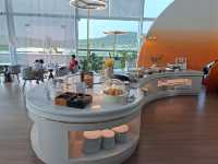 富國島機場候機，走進 THE Sens Lounge，立刻被高挑採光與現代設計吸引